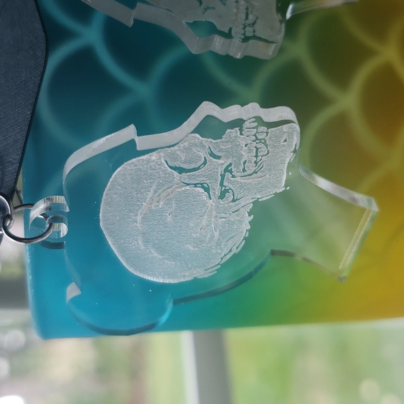 Silhouette profile engraved skull earrings - Picture 2 of 9